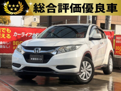 ヴェゼル　ハイブリッド【総合評価優良車】　1,500ccクラスの大きすぎないサイズ感とハイブリッドによる燃費性能を併せ持つホンダSUV🚗　バックカメラやクルーズコントロールで運転支援装備も盛りだくさん📷　後席はフルフラット可能なので大きなお荷物を積むこともでき、キャンプやアウトドアでも活躍できます⛺　🌜大阪店専用HPも要チェック❗carlifegroup.jp で検索🕵️‍♂️　Instagram・Twitter・TikTokも随時更新中❗❗🌛《1年保証付》