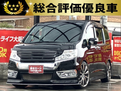 ステップワゴン　スパーダ　Z　【総合評価優良車】　車高調、19インチAW、エアロなどドレスアップされたスパーダ⚡　インパクト抜群の1台です‼️　Bluetoothオーディオ接続可能な9インチサイズのナビやフリップダウンモニターも搭載🎵　前後ドライブレコーダーやバックカメラなど安心な装備も付いています🤗　🌜大阪店専用HPも要チェック❗carlifegroup.jp で検索🕵️‍♂️　Instagram・Twitter・TikTokも随時更新中❗❗🌛《1年保証付》