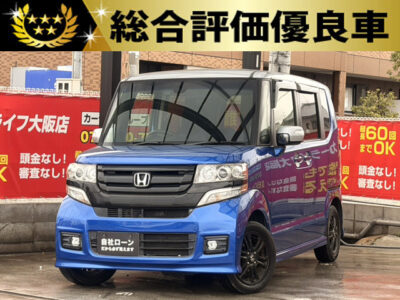 N-BOXカスタム　SSパッケージ【総合評価優良車】　ブルー×シルバーのツートンカラースタイル🥈　Bluetoothオーディオ接続可能のSDナビ📱　専用ブラックアルミホイールや赤ステッチのステアリングなど特別感のある1台です✨　両側パワースライドドアで乗り降り便利💺　🌜大阪店専用HPも要チェック❗carlifegroup.jp で検索🕵️‍♂️　Instagram・Twitter・TikTokも随時更新中❗❗🌛《1年保証付》