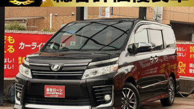 ヴォクシー　ZS　煌　【総合評価優良車】　スタイリッシュなデザインで人気のある80系ヴォクシー💎　ZSグレードは重厚感のある外装でインパクト抜群💣️　フリップダウンモニター搭載で後席の方も嬉しいですね👌　左右独立温度調整のデュアルエアコンや後席サンシェードで快適、便利な車内空間💺　アイドリングストップ付きで燃費性能も良好です⛽️　🌜大阪店専用HPも要チェック❗carlifegroup.jp で検索🕵️‍♂️　Instagram・Twitter・TikTokも随時更新中❗❗🌛《1年保証付》