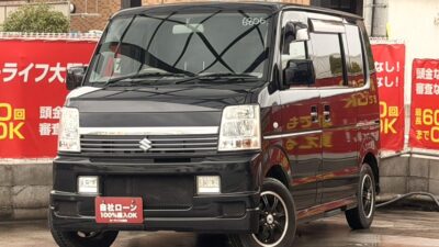 エブリイワゴン　PZターボSP　AUTOステップ付きで乗り降りラクチン🤗✌️　室内広々していて快適✨　Bluetoothオーディオ搭載ナビだから好きな音楽聞きながら運転が楽しめます😆👌　黒革調シートカバーで内装もイカツメ＆ホイールもイカツメでかっこいい一台です💫　🌜大阪店専用HPも要チェック❗carlifegroup.jp で検索🕵️‍♂️　Instagram・Twitter・TikTokも随時更新中❗❗🌛《1年保証付》