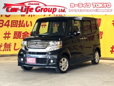 N-BOXカスタム　G・Lパッケージ【車検２年付】💎走行6万ｋｍ台低走行車両💎月々2万円台～OK👌両側スライド・左側パワースライドドアで乗り降りも楽々🌈ストラーダSDナビ🗾フルセグ・Ｂｌｕｅｔｏｏｔｈ可能🎶コンパクトなのに室内広々で家族でのお出かけにもドライブにもぴったり🚗✨高い天井で乗り降りも荷物の積み込みも楽々🎶後席はフルフラットにできるので大きな荷物を積むのも便利です🙌カタログ燃費ＪＣ０８モード２４．２ｋｍ／Ｌの低燃費🍃　🌜TOKYO店専用HPにて随時更新中❗ carlifegroup.tokyo.jpで検索🕵️‍♂️🌛《1年保証付》