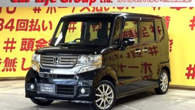 N-BOX　カスタム　GL  パッケージ　【車検2年付】💎走行８万ｋｍ台低走行💎夜間でも明るいHIDヘッドライト🔦社外メモリーナビ🗾ＤＶＤ📀Ｂｌｕｅｔｏｏｔｈ🎶📱フルセグＴＶ📺駐車時に安心なバックカメラ付👀コンパクトなのに室内広々で家族でのお出かけにもドライブにもぴったり🚗✨高い天井で乗り降りも荷物の積み込みも楽々🎶後席はフルフラットにできるので大きな荷物を積むのも便利です🙌両側スライド・左側パワースライドドアで乗り降りも楽々🌈カタログ燃費ＪＣ０８モード２４．２ｋｍ／Ｌの低燃費🍃🌈月々2万円台～✨🌜TOKYO店専用HPにて随時更新中❗ carlifegroup.tokyo.jpで検索🕵️‍♂️🌛《1年保証付》