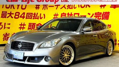 FUGA　フーガHV　【カスタム】【サンルーフ】【車検2年付】人気のフーガHVカスタムが入庫😎高級感溢れる本革シート✨タナベサステックプロ車高調装備✨レアマイスター19インチゴールドメッシュAW🛞純正HDDナビ🗾ＤＶＤ📀Ｂｌｕｅｔｏｏｔｈ🎶📱フルセグＴＶ内臓型📺走行中映像視聴可能👀純正オプションエアロバンパーその他多数&パワーシートや内装は木目パネルで高級感のある車内でさすが高級セダン✨　バック&サイド＆フロントカメラ搭載❗走行中も駐停車も安心してお乗り頂けます👏🌜TOKYO店専用HPにて更新中❗ carlifegroup.tokyo.jpで検索🕵️‍♂️🌛《1年保証付》