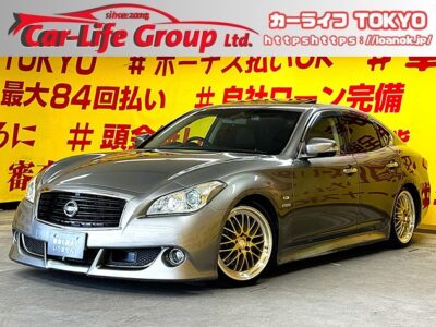FUGA　フーガHV　【カスタム】【サンルーフ】【車検2年付】人気のフーガHVカスタムが入庫😎高級感溢れる本革シート✨タナベサステックプロ車高調装備✨レアマイスター19インチゴールドメッシュAW🛞純正HDDナビ🗾ＤＶＤ📀Ｂｌｕｅｔｏｏｔｈ🎶📱フルセグＴＶ内臓型📺走行中映像視聴可能👀純正オプションエアロバンパーその他多数&パワーシートや内装は木目パネルで高級感のある車内でさすが高級セダン✨　バック&サイド＆フロントカメラ搭載❗走行中も駐停車も安心してお乗り頂けます👏🌜TOKYO店専用HPにて更新中❗ carlifegroup.tokyo.jpで検索🕵️‍♂️🌛《1年保証付》