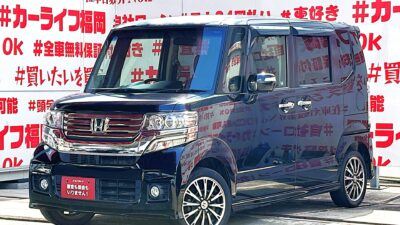 N-BOX　カスタム G ターボ パッケージ【ターボ車】　＂人気車種Nシリーズ・ハイトワゴン・ブラックカラー再入庫＂両側パワースライドドアで乗り降りラクラク、荷物の出し入れラクチン😊パドルシフト付でシフトチェンジも楽々🔥純正ギャザースＳＤナビ🗾ＤＶＤ💿地デジフルセグＴＶ内蔵型📺二列目は様々なシートアレンジ可能で使い勝手バツグン😎バック駐車時に安心なバックカメラ付✨夜間でも明るいＨＩＤヘッドライト&フォグランプ🔦デザイン性のあるブルーＬＥＤデイライト付！🔦月々２万円台～ＯＫ”車検２年付”🚗福岡店専用HPでも在庫確認可能‼✨【carlifegroup.fukuoka.jp/】で検索🕵️‍♂️