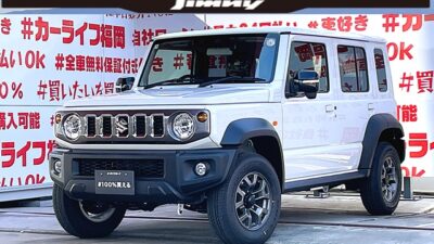 JIMNY NOMADE ジムニー ノマド FC【4WD】💎ジムニー5ドアシリーズ・パールカラー🚙シエラ比較でホイールベースを340mm延長し後席の乗降性と居住性向上🎉安全性能デュアルカメラブレーキサポート標準装備📹アダプティブクルーズコントロール採用により高速走行も楽々追尾運転😲ノマド専用の5スロットルグリルもクローム縁取で上質感を演出✨パートタイム4WDで悪路走行もお任せ👍🚗福岡店専用HPでも在庫確認可能‼✨【carlifegroup.fukuoka.jp/】で検索🕵️♂️