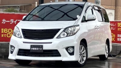 アルファード　240S　Cパッケージ　電動オットマン付きエグゼクティブシートで足を伸ばしてくつろげる上級仕様✨　パワーバックドアでリアゲートの開閉もワンタッチで可能🎵　障害物センサーやバックカメラ搭載で車体が大きくても駐車安心🙆‍♀️✌️　後席はフリップダウンモニターも搭載でお子様も喜ばれますね👌　🌜大阪店専用HPも要チェック❗carlifegroup.jp で検索🕵️‍♂️　Instagram・Twitter・TikTokも随時更新中❗❗🌛《1年保証付》