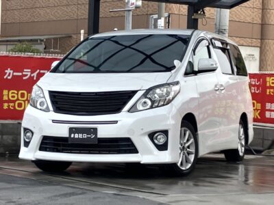 アルファード　240S　Cパッケージ　電動オットマン付きエグゼクティブシートで足を伸ばしてくつろげる上級仕様✨　パワーバックドアでリアゲートの開閉もワンタッチで可能🎵　障害物センサーやバックカメラ搭載で車体が大きくても駐車安心🙆‍♀️✌️　後席はフリップダウンモニターも搭載でお子様も喜ばれますね👌　🌜大阪店専用HPも要チェック❗carlifegroup.jp で検索🕵️‍♂️　Instagram・Twitter・TikTokも随時更新中❗❗🌛《1年保証付》