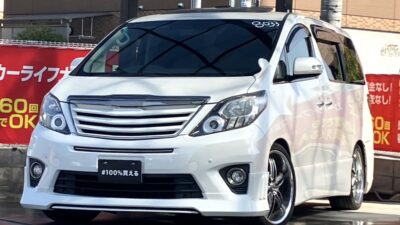アルファード　240S　タイプゴールド　～後期型～　特別仕様グレードでワンランク上の上質感🔱　Wサンルーフで解放感抜群⛅✨　お子様が居る家庭にはありがたいフリップダウンモニター付き😋✌️　室内広々空間で大勢でお出掛けしても窮屈にならない✨　パワーリアゲート付きで室内からでもトランク開閉可能💫　　🌜大阪店専用HPも要チェック❗carlifegroup.jp で検索🕵️‍♂️　Instagram・Twitter・TikTokも随時更新中❗❗🌛《1年保証付》