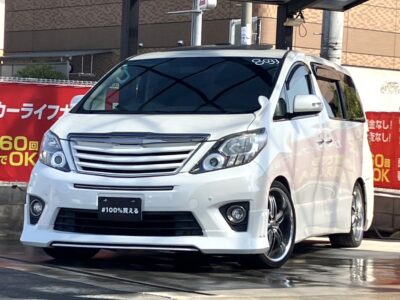 アルファード　240S　タイプゴールド　～後期型～　特別仕様グレードでワンランク上の上質感🔱　Wサンルーフで解放感抜群⛅✨　お子様が居る家庭にはありがたいフリップダウンモニター付き😋✌️　室内広々空間で大勢でお出掛けしても窮屈にならない✨　パワーリアゲート付きで室内からでもトランク開閉可能💫　　🌜大阪店専用HPも要チェック❗carlifegroup.jp で検索🕵️‍♂️　Instagram・Twitter・TikTokも随時更新中❗❗🌛《1年保証付》