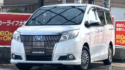 エスクァイア　HV　Gi　ワンランク上の高級ミニバン👑　インパクトのあるフロントグリルが存在感抜群✨　8インチナビでBluetoothオーディオも接続可能や後席は大画面フリップダウンモニター搭載🎵　前席はシートヒーター搭載で寒い季節も快適🔥　ハイブリッドでカタログ燃費23.8km／L🍃　🌜大阪店専用HPも要チェック❗carlifegroup.jp で検索🕵️‍♂️　Instagram・Twitter・TikTokも随時更新中❗❗🌛《1年保証付》