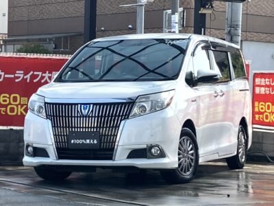 エスクァイア　HV　Gi　ワンランク上の高級ミニバン👑　インパクトのあるフロントグリルが存在感抜群✨　8インチナビでBluetoothオーディオも接続可能や後席は大画面フリップダウンモニター搭載🎵　前席はシートヒーター搭載で寒い季節も快適🔥　ハイブリッドでカタログ燃費23.8km／L🍃　🌜大阪店専用HPも要チェック❗carlifegroup.jp で検索🕵️‍♂️　Instagram・Twitter・TikTokも随時更新中❗❗🌛《1年保証付》