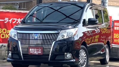 エスクァイア　HV　Gi　上質な室内空間と充実装備が魅力のハイブリッドミニバン❗　お子様が居る家庭にはありがたいフリップダウンモニター搭載✌️　10インチナビで迫力ある大画面です🎵　シートヒーター搭載で寒い日でも暖かい⛅　 🌜大阪店専用HPも要チェック❗carlifegroup.jp で検索🕵️‍♂️　Instagram・Twitter・TikTokも随時更新中❗❗🌛《1年保証付》