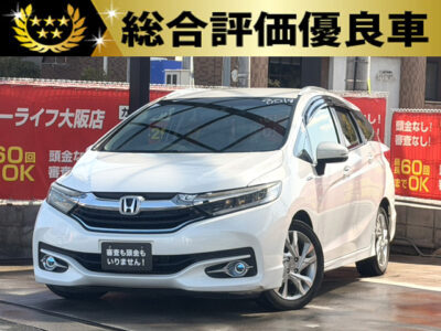 シャトル　HV　Zスタイルエディション　【総合評価優良車】　5人乗りステーションワゴンなので荷室が大きく、大きなお荷物でもスイスイ積み込み可能です📦　1,500ccのため税金も抑えられて、ハイブリッドの低燃費で燃料代も抑えられるためお財布に優しいお車です👛　なんとカタログ燃費は驚きの34.0km/L❗❗　純正8インチサイズのナビでBluetoothオーディオ接続可能です📲　🌜大阪店専用HPも要チェック❗carlifegroup.jp で検索🕵️‍♂️　Instagram・Twitter・TikTokも随時更新中❗❗🌛《1年保証付》