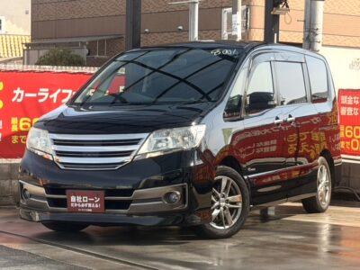 セレナ　ライダーブラックライン 　S-HV　お子様が居る家庭にはありがたいフリップダウンモニター付き👌✨　両側パワースライドドアで乗り降りラクチン🚗💫　後席にテーブル＆サンシェード付きで食事も睡眠も可能🚗✨　🌜大阪店専用HPも要チェック❗carlifegroup.jp で検索🕵️‍♂️　Instagram・Twitter・TikTokも随時更新中❗❗🌛《1年保証付》