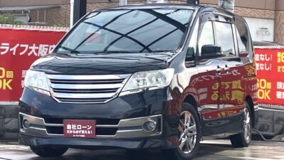 セレナ　ライダーブラックライン 　S-HV　お子様が居る家庭にはありがたいフリップダウンモニター付き👌✨　両側パワースライドドアで乗り降りラクチン🚗💫　後席にテーブル＆サンシェード付きで食事も睡眠も可能🚗✨　🌜大阪店専用HPも要チェック❗carlifegroup.jp で検索🕵️‍♂️　Instagram・Twitter・TikTokも随時更新中❗❗🌛《1年保証付》