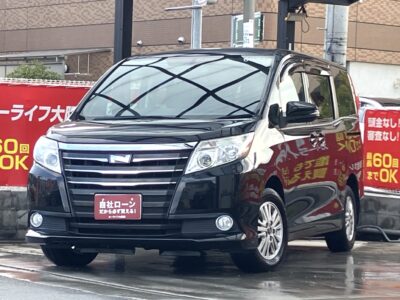 ノア　G　高速道路の運転がラクチンなクルーズコントロール搭載🚗✨　駐車が苦手な方には安心バックカメラ付き👌　エアコンの温度をバラバラで設定できるデュアルエアコン✌️💫　🌜大阪店専用HPも要チェック❗carlifegroup.jp で検索🕵️‍♂️　Instagram・Twitter・TikTokも随時更新中❗❗🌛《1年保証付》