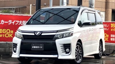 ヴォクシー ZS 迫力あるフロントフェイスのZSグレード⚡ ドライブレコーダー搭載で運転も安心してできますっ✅💫 左右で温度を調節できるデュアルエアコン🚗✌️ 2列目サンシェード付きで日差しが強い日でも快適😮💨✨ 🌜大阪店専用HPも要チェック❗carlifegroup.jp で検索🕵️♂️ Instagram・Twitter・TikTokも随時更新中❗❗🌛《1年保証付》
