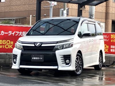 ヴォクシー　ZS　迫力あるフロントフェイスのZSグレード⚡　ドライブレコーダー搭載で運転も安心してできますっ✅💫　左右で温度を調節できるデュアルエアコン🚗✌️　2列目サンシェード付きで日差しが強い日でも快適😮‍💨✨　🌜大阪店専用HPも要チェック❗carlifegroup.jp で検索🕵️‍♂️　Instagram・Twitter・TikTokも随時更新中❗❗🌛《1年保証付》