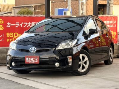 プリウス　S　燃費が良くてお財布に優しい💸✨　外装もかっこよく初めてのお車にもピッタリ💫🚗　街乗りから遠出までこれ一台で解決✅💫　シートカバー装着されており、内装も統一されております✨✨　🌜大阪店専用HPも要チェック❗carlifegroup.jp で検索🕵️‍♂️　Instagram・Twitter・TikTokも随時更新中❗❗🌛《1年保証付》