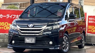 ヴォクシー　HV　V　オプションカラーの「ブラッキッシュアゲハガラスフレーク」💎　天候や光の当たり方によって色々な表情を見せてくれる魅力的なカラーです🌈　10インチ大画面ナビでBluetoothオーディオも接続可能📱　デュアルエアコン、Wエアコンやワンタッチオートスライドドアなど快適装備も充実✨　後席は大型フリップダウンモニター搭載でお子様も嬉しいですね🤩　🌜大阪店専用HPも要チェック❗carlifegroup.jp で検索🕵️‍♂️　Instagram・Twitter・TikTokも随時更新中❗❗🌛《1年保証付》
