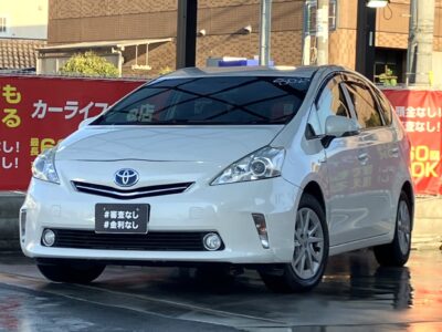 プリウスα　S　～3列シート7人乗りtype～　YouTubeやGoogleMap、CarPlay対応のアンドロイド・ディスプレイオーディオで色々な使い方が可能📲　3列目をフラットにすれば大容量スペースになりお荷物もたくさん載せる事ができます📦　7人乗りで小さなお子様がおられるご家庭でも問題なし‼️　燃費性能も良くガソリン代も節約できます🪙　🌜大阪店専用HPも要チェック❗carlifegroup.jp で検索🕵️‍♂️　Instagram・Twitter・TikTokも随時更新中❗❗🌛《1年保証付》