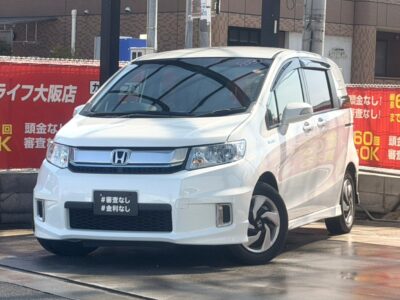 フリードスパイクハイブリッド　ジャストセレクション　通常のフリードに比べ、後席がフルフラット可能なレジャー向きのモデル⛺　収納が豊富にあり、車中泊や釣りなどのレジャーの際に便利です🎣　ハイブリッドで燃費性能も安心です⛽　SDナビでBluetoothオーディオ接続可能🎶　ハーフレザーシートで車内の高級感もあります✨　多彩な使い方ができるコンパクトカー💨　🌜大阪店専用HPも要チェック❗carlifegroup.jp で検索🕵️‍♂️　Instagram・Twitter・TikTokも随時更新中❗❗🌛《1年保証付》