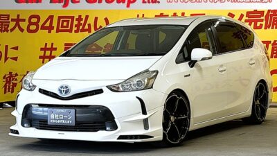 PRIUSα　プリウスα 　SLセレクション　【カスタム】【車検２年付】後期型✨ピロアッパー付車高調＆アルジェノン・マットブラック１９インチＡＷ＆ＴＲＤフロントハーフエアロ装着でスポーティーに決まってます😍👌純正ＳＤナビ🛣️地デジTV 📺CD📀Bluetooth📱ビルトインＥＴＣ装備でロングドライブなど高速走行時快適🚗✨ ステアリングスイッチ付でオーディオ操作も簡単楽々👆 低燃費車両なので街乗りはもちろん長距離ドライブにも最適なお車です😆シートを倒せば大容量のラゲッジルームで便利🚨🌛TOKYO店専用HPにて更新中❗ carlifegroup.tokyo.jpで検索🕵️‍♂️🌛《1年保証》
