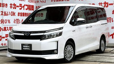 VOXY　ヴォクシー　ハイブリッドV【車検２年付】💎アルパイン９インチナビ🗾ＤＶＤ💿Ｂｌｕｅｔｏｏｔｈ🎶📱📞フルセグＴＶ内蔵型📺走行中映像視聴可能👀😲アルパインフリップダウンモニター＆天井スピーカでシアター空間の音響設定🎵夜間も明るいＬＥＤ💡ヘッドライトタイプ💡サイドシェードでＵＶ・プライバシーカット😎使い勝手の良い７人乗キャプテンシート・楽々ウォークスルー✨ワイヤレススマホ充電器付📱ドライブレコーダー付きで安心録画📹💎トヨタの人気８０型ヴォクシー・ハイブリッドミニバン👀驚異のカタログ燃費🍃ＪＣ０８モード２３．８ｋｍ／Ｌ💎🌈車検２年付🚗福岡店専用HPでも在庫確認可能‼✨ 【carlifegroup.fukuoka.jp/】で検索🕵️‍♂️