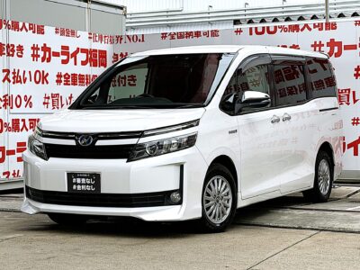 VOXY　ヴォクシー　ハイブリッドV💎アルパイン９インチナビ🗾ＤＶＤ💿Ｂｌｕｅｔｏｏｔｈ🎶📱📞フルセグＴＶ内蔵型📺走行中映像視聴可能👀😲アルパインフリップダウンモニター＆天井スピーカでシアター空間の音響設定🎵夜間も明るいＬＥＤ💡ヘッドライトタイプ💡サイドシェードでＵＶ・プライバシーカット😎使い勝手の良い７人乗キャプテンシート・楽々ウォークスルー✨ワイヤレススマホ充電器付📱ドライブレコーダー付きで安心録画📹💎トヨタの人気８０型ヴォクシー・ハイブリッドミニバン👀驚異のカタログ燃費🍃ＪＣ０８モード２３．８ｋｍ／Ｌ💎🌈車検２年付🚗福岡店専用HPでも在庫確認可能‼✨ 【carlifegroup.fukuoka.jp/】で検索🕵️‍♂️