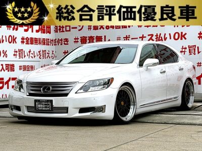 LEXUS　レクサス　LS600h　I パッケージ＂中期型＂【総合評価優良車】【4ＷＤ】【カスタム】　🔥ＢＢＳ・ＬＭ風２０インチＡＷ＆新品タイヤ装着済🔥Ｂｉｇセダン・ハイブリッド・ローダウンカスタム🔥💎純正ＨＤＤマルチナビ🗾ＤＶＤ６連📀Ｂｌｕｅｔｏｏｔｈ🎶📱📞フルセグＴＶ内蔵型📺走行中映像視聴可能👀高級感溢れるベージュ本革エアーシート💺シートエアコン＆全席シートヒーター装備💺リア３面電動シェード付きでＵＶ＆プライバシー効果もＯＫです😎🌈車検２年付🌈🚗福岡店専用HPでも在庫確認可能‼✨ 【carlifegroup.fukuoka.jp/】で検索🕵️‍♂️