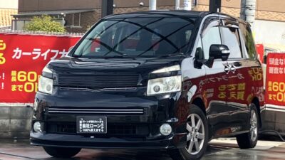 ヴォクシー　ZS　煌Ⅱ　【ユーザー買取車】　月々お得にお乗りいただけるユーザー買取車🚗　乗り降り便利な両側パワースライドドア✌️　お子様が居るご家庭にも嬉しいフリップダウンモニター搭載💫　街乗りでも高速でもどこ行くにも安心ドライブレコーダー📷　🌜大阪店専用HPも要チェック❗carlifegroup.jp で検索🕵️‍♂️　Instagram・Twitter・TikTokも随時更新中❗❗🌛《1年保証付》