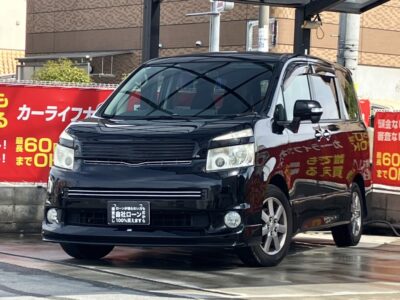 ヴォクシー　ZS　煌Ⅱ　【ユーザー買取車】　月々お得にお乗りいただけるユーザー買取車🚗　乗り降り便利な両側パワースライドドア✌️　お子様が居るご家庭にも嬉しいフリップダウンモニター搭載💫　街乗りでも高速でもどこ行くにも安心ドライブレコーダー📷　🌜大阪店専用HPも要チェック❗carlifegroup.jp で検索🕵️‍♂️　Instagram・Twitter・TikTokも随時更新中❗❗🌛《1年保証付》