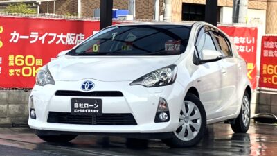 アクア　S　《ワンオーナー》　充実装備の「S」グレード💎　内装はブラックをベースにブルーのアクセントカラーやツートンカラーのシートなどオシャレな仕様です🤭　カタログ燃費35.4km/Lと圧倒的な低燃費🍃　コンパクトカーサイズで小回りも効き運転しやすいです👌　フルセグTV・DVD視聴はもちろんBluetoothAUDIO接続でスマホの音楽などを車内で流せます🎵　🌜大阪店専用HPも要チェック❗carlifegroup.jp で検索🕵️‍♂️　Instagram・Twitter・TikTokも随時更新中❗❗🌛《1年保証付》
