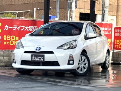 アクア　S　《ワンオーナー》　充実装備の「S」グレード💎　内装はブラックをベースにブルーのアクセントカラーやツートンカラーのシートなどオシャレな仕様です🤭　カタログ燃費35.4km/Lと圧倒的な低燃費🍃　コンパクトカーサイズで小回りも効き運転しやすいです👌　フルセグTV・DVD視聴はもちろんBluetoothAUDIO接続でスマホの音楽などを車内で流せます🎵　🌜大阪店専用HPも要チェック❗carlifegroup.jp で検索🕵️‍♂️　Instagram・Twitter・TikTokも随時更新中❗❗🌛《1年保証付》