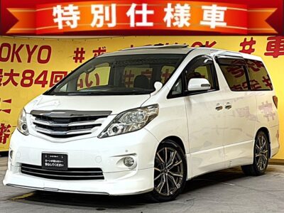 ALPHARD　アルファード　240Sプライムセレクション2　【特別仕様車】【サンルーフ】【カスタム】【1年保証】🌈開放感抜群のサンルーフ🌈大人気モデリスタのエアロ仕様✨注目を集めるクレンツェ19インチAW✨両側電動スライドドア＆電動バックドア装備‼️アルカンターラシートで座り心地が最高‼️HIDヘッドライトで夜間も明るく安全走行🚗ウォークスルー・キャプテンシート💺オットマンなど高級感溢れる室内😊左右独立のデュアルエアコンや後席独立のWエアコンなど車内の空調も快適🎶メモリーナビ📺フルセグTV・DVD📀ETC🖥️TOKYO店専用HPにて更新中❗ carlifegroup.tokyo.jpで検索🕵️‍♂️🌛