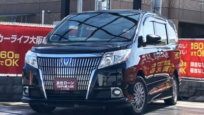 エスクァイア　HV　Gi　上質な室内空間と充実装備が魅力のハイブリッドミニバン❗　高級感と快適性を兼ね備えた7人乗りタイプ💥　 家族でのお出かけからビジネスユースまで、幅広く活躍する1台です✨　お子さまも退屈しない後席はフリップダウンモニター付いています💺　レザーシートやシートヒーターなど高級感満載な車内です✨　🌜大阪店専用HPも要チェック❗carlifegroup.jp で検索🕵️‍♂️　Instagram・Twitter・TikTokも随時更新中❗❗🌛《1年保証付》