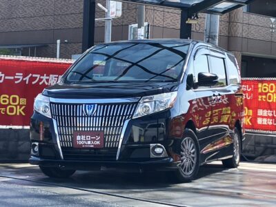 エスクァイア　HV　Gi　上質な室内空間と充実装備が魅力のハイブリッドミニバン❗　高級感と快適性を兼ね備えた7人乗りタイプ💥　 家族でのお出かけからビジネスユースまで、幅広く活躍する1台です✨　お子さまも退屈しない後席はフリップダウンモニター付いています💺　レザーシートやシートヒーターなど高級感満載な車内です✨　🌜大阪店専用HPも要チェック❗carlifegroup.jp で検索🕵️‍♂️　Instagram・Twitter・TikTokも随時更新中❗❗🌛《1年保証付》