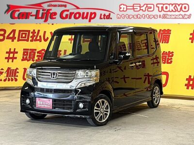 N-BOX　カスタム　【車検2年付】【タイヤ4本新品】💎走行８万ｋｍ台低走行💎夜間でも明るいHIDヘッドライト🔦純正メモリーナビ🗾CD📀SD🎶📱USB👀コンパクトなのに室内広々で家族でのお出かけにもドライブにもぴったり🚗✨高い天井で乗り降りも荷物の積み込みも楽々🎶後席はフルフラットにできるので大きな荷物を積むのも便利です🙌両側スライド・左側パワースライドドアで乗り降りも楽々🍃🌜TOKYO店専用HPにて随時更新中❗ carlifegroup.tokyo.jpで検索🕵️‍♂️🌛《1年保証付》