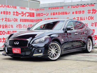 FUGA　フーガハイブリッド　VIPパッケージ　【カスタム】＂最上級グレード＂💎大人気ロクサーニマルチフォルケッタ２０インチＡＷ＆ＩＭＰＵＬハーフフルエアロ装着済💎安全装備＆快適装備多数の１台🔥セダンタイプハイブリッド車＂最高出力エンジン３０６ｐｓ＆モーター６８ｐｓのハイパワータイプ🔥カタログ燃費では１０・１５モード１９．０ｋｍ／Ｌの驚異の燃費性のも誇る１台🍃純正ＨＤＤマルチナビ🗾ＤＶＤ📀Ｂｌｕｅｔｏｏｔｈ🎶📱📞フルセグＴＶ内臓型📺走行中映像視聴可能👀💎高級感溢れるウッド調パネル＆本革シート＆パワーシートタイプ💺レーダークルーズコントロール機能付で楽々高速走行＂シートエアコン＆シートエアコン＆Wエアコン付の快適装備多数✨車検２年付🚗福岡店専用HPでも在庫確認可能‼✨ 【carlifegroup.fukuoka.jp/】で検索🕵️‍♂️