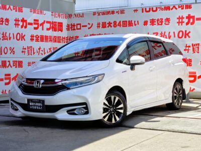 SHUTTLE シャトル　ハイブリッドＸ　【車検２年付】＂ホンダ・ステーションワゴンハイブリッド車＂大容量５７０Ｌのラゲッジスペース🧳純正ＳＤナビ🗾ＤＶＤ💿Ｂｌｕｅｔｏｏｔｈ🎶📞📱フルセグＴＶ内蔵型📺走行中映像視聴可能👀オシャレなパネル式オートエアコン👆革巻ハンドル・パドルシフトで簡単シフトチェンジ🏁明るいＬＥＤヘッドライト💡採用💡ハーフレザーシート💺タイプで高級感も演出🎉楽々高速走行・クルーズコントロール付🚗🍃驚異の燃費性能ＪＣ０８モード・カタログ燃費３２．０ｋｍ／Ｌ🍃月々２万円台～ＯＫ🔥納車時新品タイヤ装着🚗福岡店専用HPでも在庫確認可能‼✨ 【carlifegroup.fukuoka.jp/】で検索🕵️‍♂️