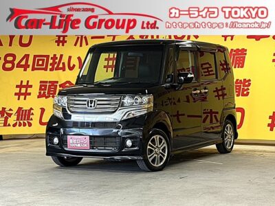 N-BOX　カスタム G・Lパッケージ【車検2年付】👌コンパクトなのに室内広々で家族でのお出かけドライブにもピッタリ🚗✨高い天井で乗り降りも荷物の積み込みも楽々🎶後席はフルフラットにできるので大きな荷物を積むのも便利です🙌両側スライド・左側パワースライドドアで乗り降りも楽々🌈安全のサイドビューサポートミラー＆後方視角支援ミラーが付いていて安心に運転できます💎カタログ燃費ＪＣ０８モード２４．２ｋｍ／Ｌの低燃費🍃　🌜TOKYO店専用HPにて随時更新中❗ carlifegroup.tokyo.jpで検索🕵️‍♂️🌛