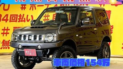Jimny　ジムニー　クロスアドベンチャー【カスタム】【４ＷＤ】＂ターボ車＂　５MT✨強固なラダーフレームをもつ本格的軽クロスカントリー✨プロコンプ製3インチリフトＵＰ装着済み！純正16インチAW＆ヨコハマタイヤ🌈社外フジツボマフラー装備🔥4WDシステムは副変速機付きのパートタイム4WD✨道なき道を選ぶオフロード専用タイヤ装着💪カロッツエリアメモリーナビ🗾DVD再生・Ｂｌｕｅｔｏｏｔｈ接続ＯＫ🏕️大人気車両ですので、お早目のお問い合わせをよろしくお願いいたします🙇TOKYO店専用HPでも在庫確認可能‼今すぐチェック✨ 【carlifegroup.tokyo.jp)】で検索🕵️‍♂️