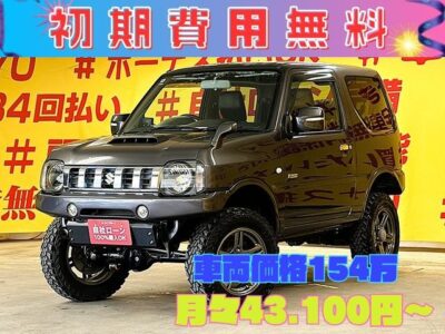 Jimny　ジムニー　クロスアドベンチャー【カスタム】【４ＷＤ】＂ターボ車＂　５MT✨強固なラダーフレームをもつ本格的軽クロスカントリー✨プロコンプ製3インチリフトＵＰ装着済み！純正16インチAW＆ヨコハマタイヤ🌈社外フジツボマフラー装備🔥4WDシステムは副変速機付きのパートタイム4WD✨道なき道を選ぶオフロード専用タイヤ装着💪カロッツエリアメモリーナビ🗾DVD再生・Ｂｌｕｅｔｏｏｔｈ接続ＯＫ🏕️大人気車両ですので、お早目のお問い合わせをよろしくお願いいたします🙇TOKYO店専用HPでも在庫確認可能‼今すぐチェック✨ 【carlifegroup.tokyo.jp)】で検索🕵️‍♂️
