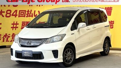 FREED HV フリードハイブリッド 【車検2年付】💎ファミリー層に大人気の6人乗りコンパクトサイズのスライドドアタイプ👨👩👧👦左側パワースライドドアで後席の乗り降りや荷物の出し入れラクラクです😊👌🍃カタログ燃費JC08モード/21.6km/L🍃社外ナビ🛣️地デジ📺CD💿DVD📀Bluetooth📱🎶駐車時に安心・安全のバックカメラ付き👀✨ウォークスルー可能で大人数でのお出掛けもラクラク😆✨高速道路走行時に便利なETC装備😊👌🌛TOKYO店専用HPにて更新中❗ carlifegroup.tokyo.jpで検索🕵️♂️🌛《1年保証付》