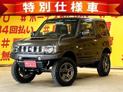 Jimny　ジムニー　クロスアドベンチャー【カスタム】【５MT】【４ＷＤ】＂ターボ車＂　強固なラダーフレームをもつ本格的軽クロスカントリー✨プロコンプ製3インチリフトＵＰ装着済み！純正16インチAW＆ヨコハマタイヤ🌈社外フジツボマフラー装備🔥4WDシステムは副変速機付きのパートタイム4WD✨道なき道を選ぶオフロード専用タイヤ装着💪カロッツエリアメモリーナビ🗾DVD再生・Ｂｌｕｅｔｏｏｔｈ接続ＯＫ🏕️大人気車両ですので、お早目のお問い合わせをよろしくお願いいたします🙇TOKYO店専用HPでも在庫確認可能‼今すぐチェック✨ 【carlifegroup.tokyo.jp)】で検索🕵️‍♂️