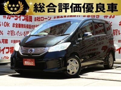 FREED　フリードハイブリッド　ジャストセレクション【総合評価優良車】💎＂6人乗り３列シート＂月々2万円台～🤩コンパクトハイブリッドながら多人数の乗車が可能🎊燃費も十分・お財布にやさしい👛カロッツェリアメモリーナビ🗾CD・ＤＶＤ再生💿Ｂｌｕｅｔｏｏｔｈ接続可能📞地デジフルセグTV内蔵型📺スマートキータイプで鍵の開け閉めもワンタッチ👆両側スライド・左側パワースライドドアーで乗り降りラクチン🚪クルーズコントロール機能付・高速道路も運転楽々👏🌈車検２年付🌈納車時タイヤ新品装着🛞🚗福岡店専用HPでも在庫確認可能‼✨ 【carlifegroup.fukuoka.jp/】で検索🕵️‍♂️