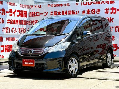 FREED　フリード　HV　ジャストセレクション【ユーザー買取車】【車検２年付】＂６人乗り３列シート＂月々１万円台～😲コンパクトハイブリッドながら多人数の乗車が可能🎊純正インターナビ🗾ＤＶＤ💿ハンズフリー📞地デジＴＶ内蔵型📺スマートキータイプで鍵の開け閉めもワンタッチ👆両側パワースライドドア🚪・簡単開閉🥳レザー調シートカバー付きで汚れもサッと拭上げ可能💺クルーズコントロール機能付・高速道路も運転楽々👏納車時新品タイヤ装着🌈🚗福岡店専用HPでも在庫確認可能‼✨ 【carlifegroup.fukuoka.jp/】で検索🕵️‍♂️