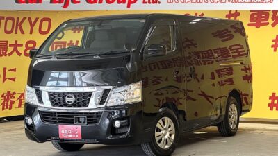 CARAVAN   NV350　キャラバン　プレミアムGX　【車検1年付】安心安全のエマージェンシーブレーキ付‼️荷室にベットキットが装着されていて夏はクーラー、冬はヒーターと快適に利用可能😆　両側スライドドアで荷物の出し入れ＆乗り降りラクラク!🚪スマートキー＆プッシュスタート付なので乗用車感覚にて使用ができる満足感が高いクルマです✨　🌜TOKYO店専用HPにて更新中❗ carlifegroup.tokyo.jpで検索🕵️‍♂️🌛《1年保証付》